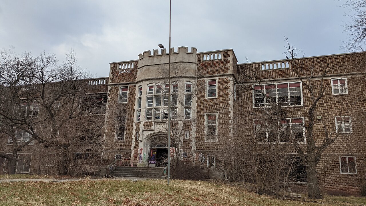 Exploring Abandoned Horace Mann High School | Gary Indiana December 2020