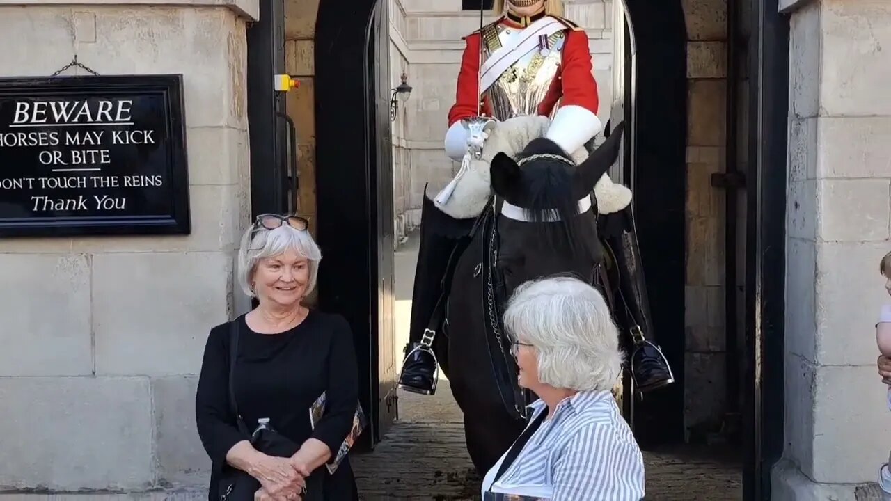 She points out to tourist what the sign said #horseguardsparade