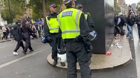 Met police stand idly by as the 'Women of world war two' monument is