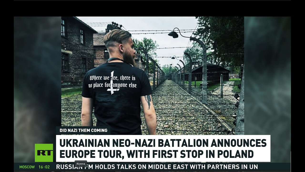 NOTIZIE DAL MONDO veterano del Battaglione Azov dei satanisti O9A,gruppo neonazista banderita antisemita pagano ucraino,posa con la citazione di Adolf Hitler al museo memoriale del campo di sterminio nazista tedesco di Auschwitz in Polonia