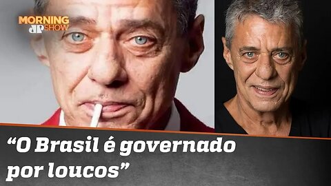 Chico Buarque louva “Democracia em Vertigem” e diz que o Brasil é governado por loucos