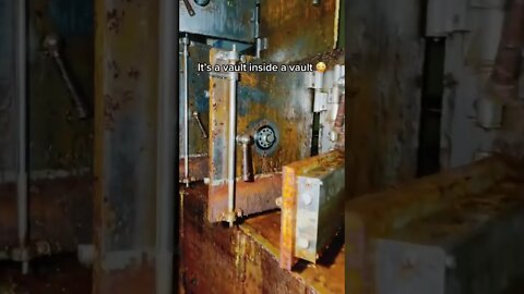 A vault inside of a vault 😳😳😳 #abandonedbank #abandonedindiana