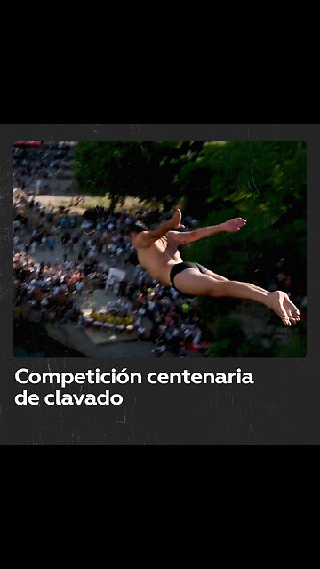 Clavadistas saltan desde un histórico puente en una competición centenaria en Bosnia y Herzegovina