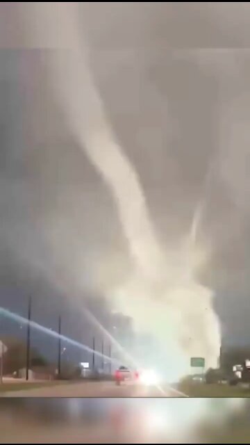 Everything is fine... terrifyingly fine! #Tornado USA / Kansas