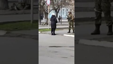 Ukrainian woman confronts Russian soldier over the invasion