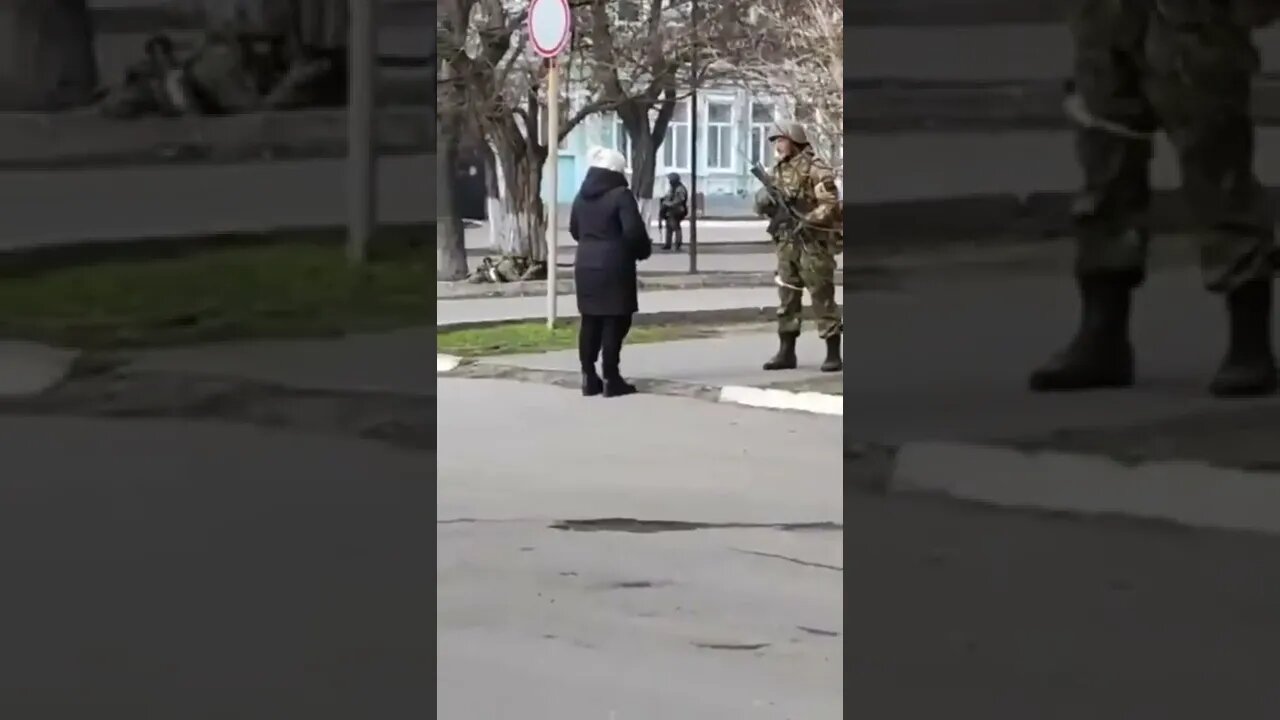 Ukrainian woman confronts Russian soldier over the invasion