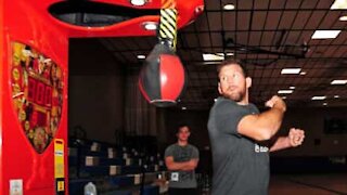 Cet homme utilise sa tête sur une boxing machine... et ça se termine mal!