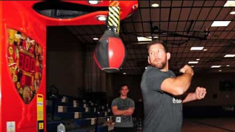 Cet homme utilise sa tête sur une boxing machine... et ça se termine mal!