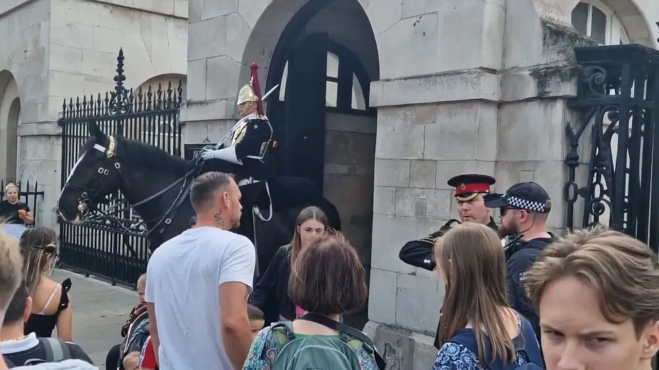 Copral tells tourist to get back horse going back in #thekingsguard