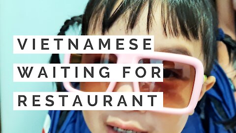 What to do when restaurant is full | vlog 46 | Vietnamese family in Singapore (Vietnamese sub)