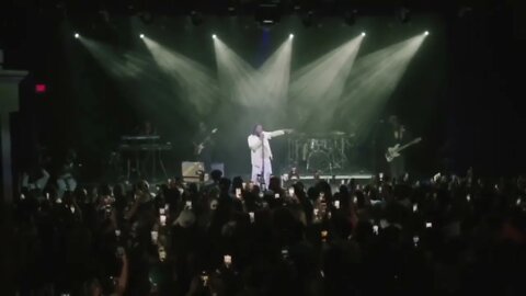 Adekunle gold holding it down in Philadelphia 🇺🇸