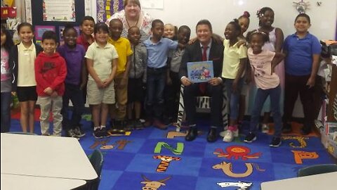 WPTV anchor Mike Trim reads to students at Wynnebrook Elementary School