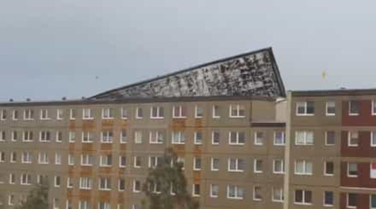 Strong winds blows off roof in Germany