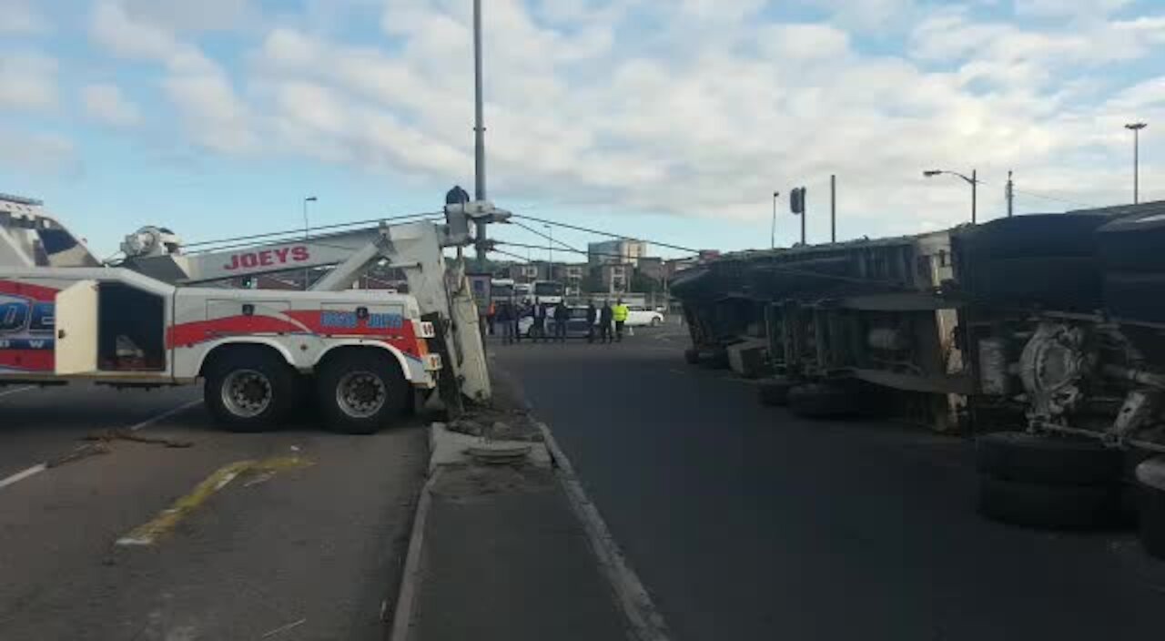 Cyclist rescued from under truck (pgY)