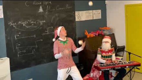 Ce tour de jonglerie de Noël captive les enfants