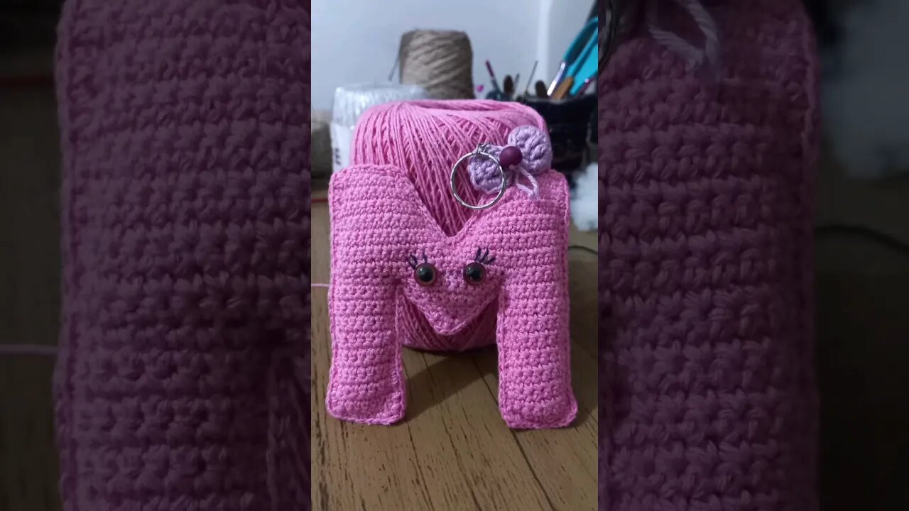 Chaveiro de amigurumi, letra M