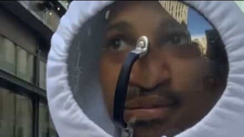 Ce jeune homme trouve le moyen de se protéger du Covid-19