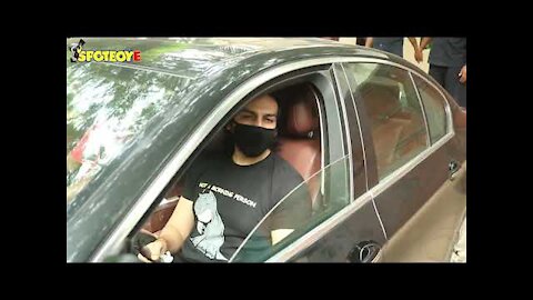 Hrithik Roshan and Kartik Aaryan Spotted in Juhu | SpotboyE