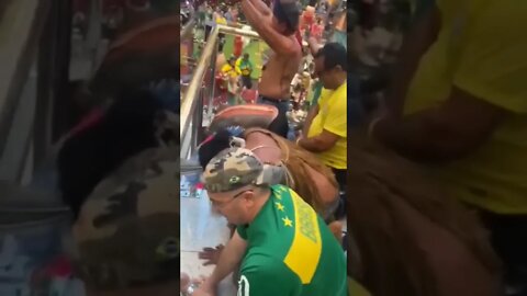 Índios lotam shopping em manifestação contra Lula