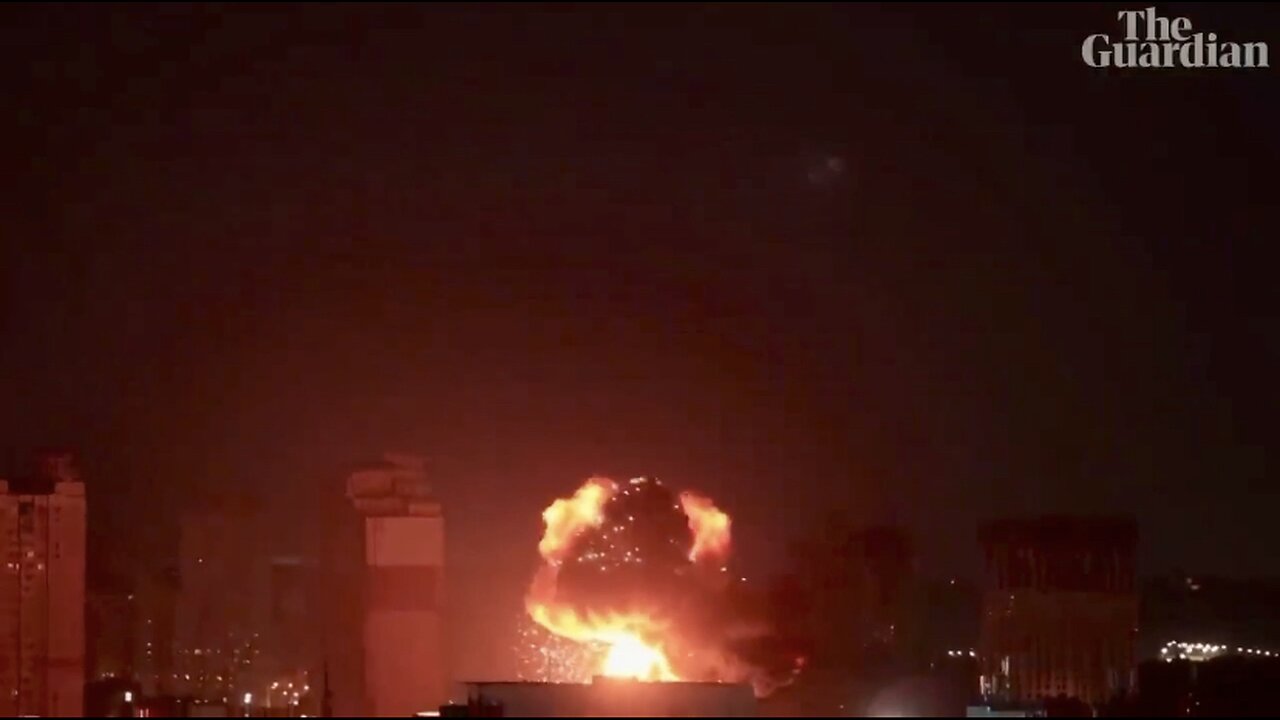 Russian 🇷🇺 military night time operation on installation in Kyiv