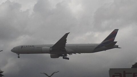 Boeing 777-300ER PT-MUH na aproximação final antes de pousar em Manaus vindo de Guarulhos 13042021