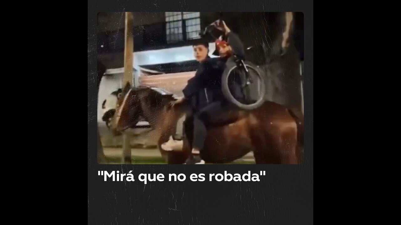 Montan a caballo con una bicicleta a cuestas