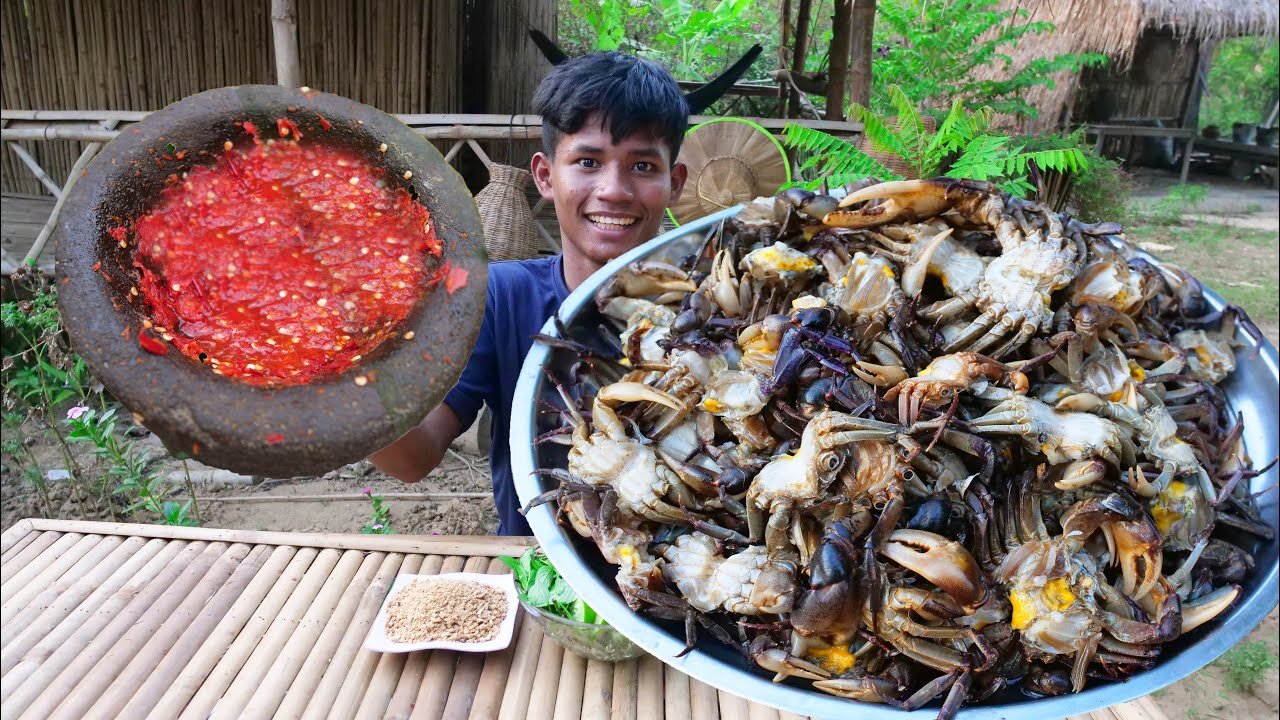 Eat Raw Crabs With Super Spicy Chili Salt and Pepper Very Delicious