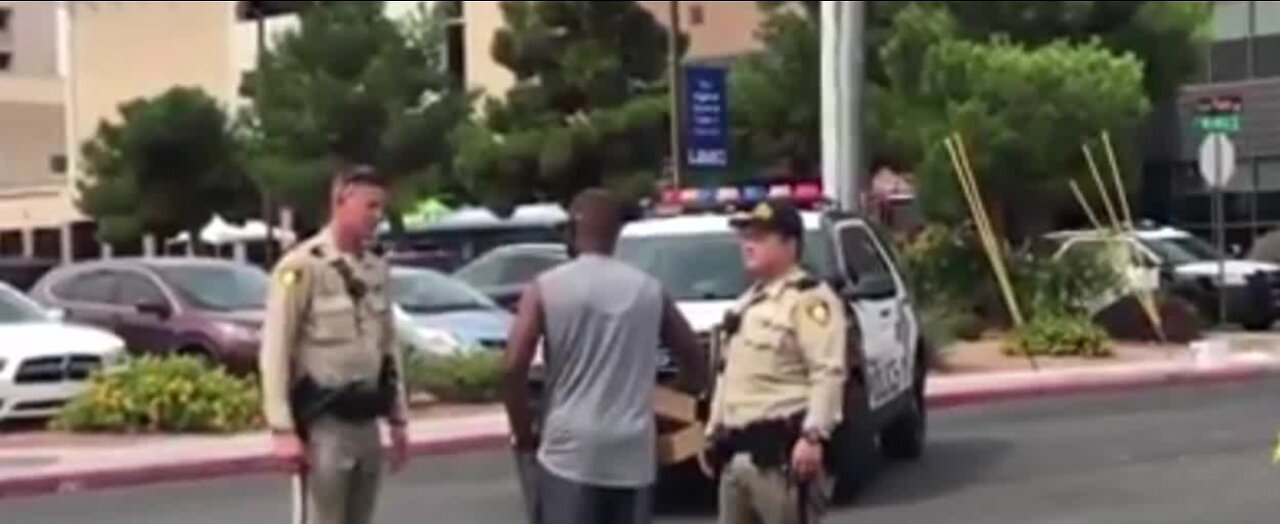 Man brings LVMPD officers donuts