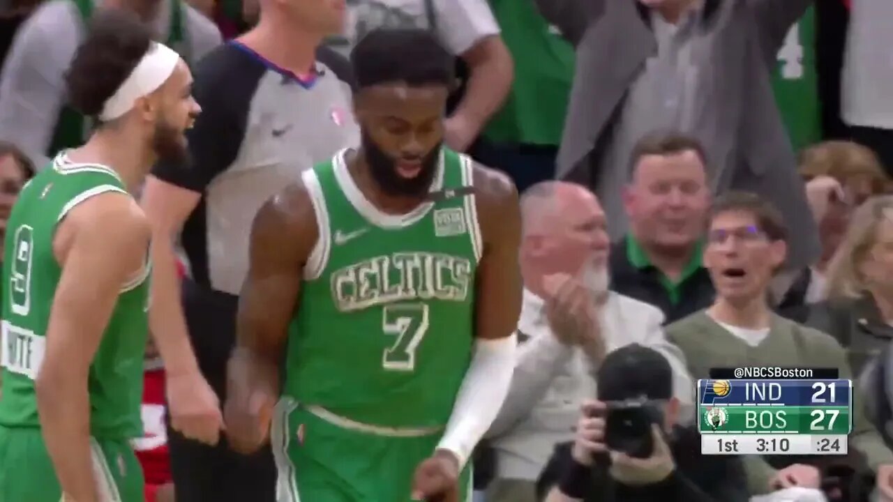 Jaylen Brown splits the defenders! Jaylen Brown has 14 points for Celtics in Q1