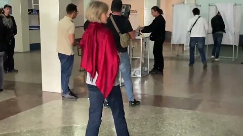 people are waiting in line at polling stations in Melitopol to vote 3