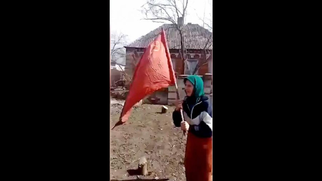 Grandfather and grandmother came out with a red flag to meet the Russian troops.