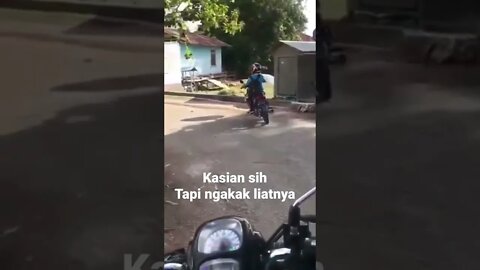 mungkin lelah, pemotor ini nyemplung ke selokan pas belok