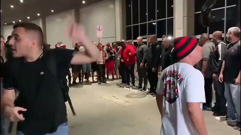 CONFUSÃO GERAL! TORCIDA DO FLAMENGO PROTESTA NO AEROPORTO APÓS ELIMINAÇÃO DO MENGÃO! CLIMA QUENTE E+