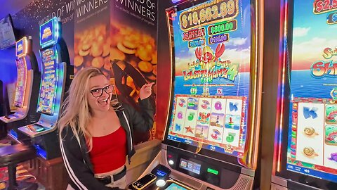 She Played The Silliest Slot Machine In The World! 🦀