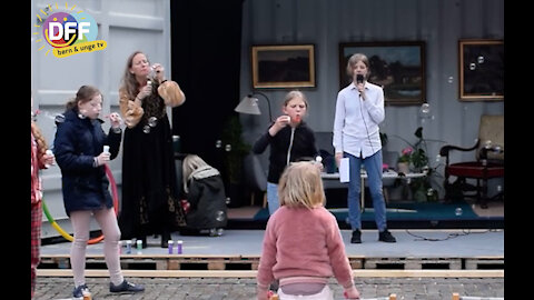 BU LIVE-TV, fra Nytorv i København, maj 2021: Martha fortæller hvordan man laver sæbebobler.