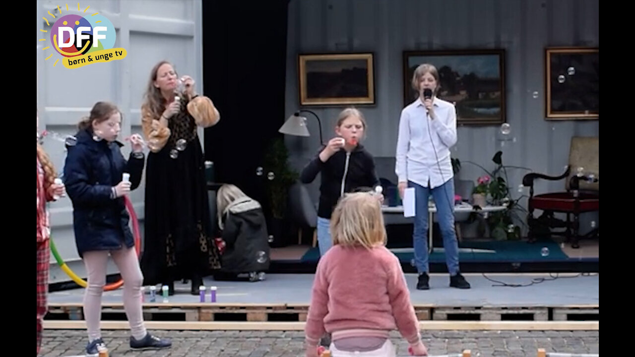 BU LIVE-TV, fra Nytorv i København, maj 2021: Martha fortæller hvordan man laver sæbebobler.