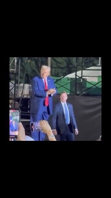 TRUMP❤️🇺🇸🥇PROUDLY WALKS ON STAGE LIKE AN EMPEROR👑 AT BIG MAGA RALLY IN FLORIDA💙🇺🇸🏅✨⭐️