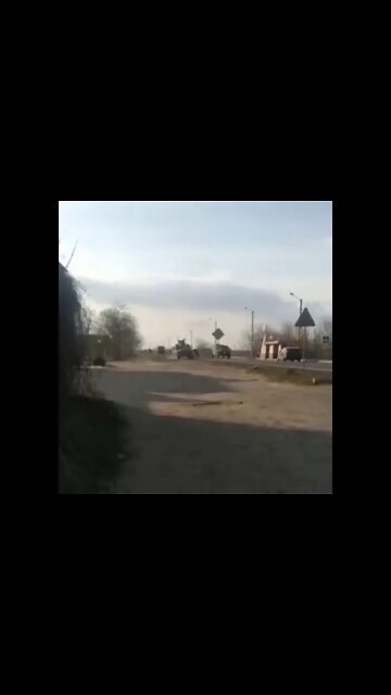 ★★★ Ukrainian Man Attempts to Stop Russian Column