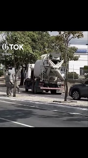 HEROIC DRIVER AVOIDS ACCIDENT🚍🚕🚏🚛📸WITH CEMENT MIXER🚏🚖🚚💫