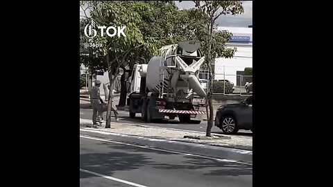 HEROIC DRIVER AVOIDS ACCIDENT🚍🚕🚏🚛📸WITH CEMENT MIXER🚏🚖🚚💫