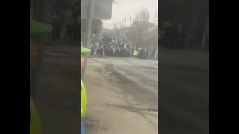 На Украине Луганская область, Старобельск, люди блокируют колонну российских оккупантов