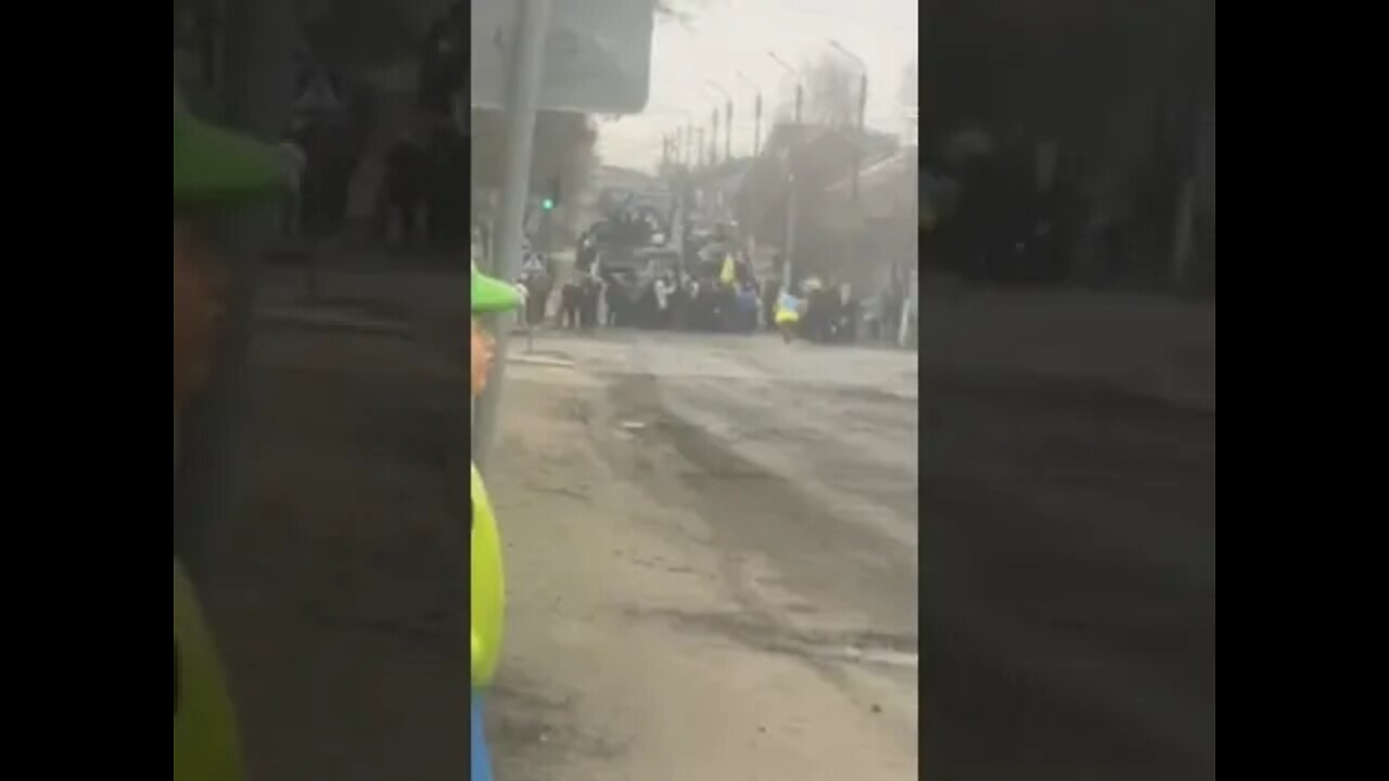 На Украине Луганская область, Старобельск, люди блокируют колонну российских оккупантов