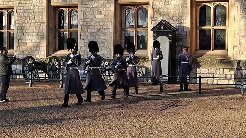 A HIGH PITCH SHOUT FROM THIS KINGS GUARD (EYES FRONT ) #toweroflondon