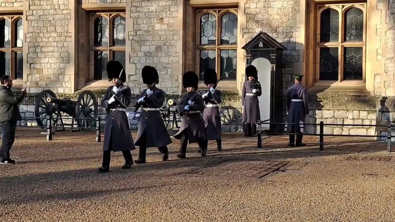 A HIGH PITCH SHOUT FROM THIS KINGS GUARD (EYES FRONT ) #toweroflondon