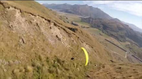 Fugleperspektiv av speed-paragliding