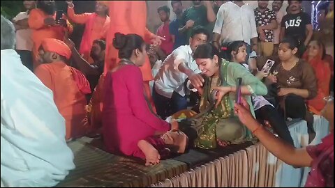 साँपो को गले मे डालकर खेलती लड़किया