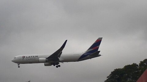 Boeing 767-300ER PR-ABD on final approach coming from Guarulhos near to land in Manaus with IPE