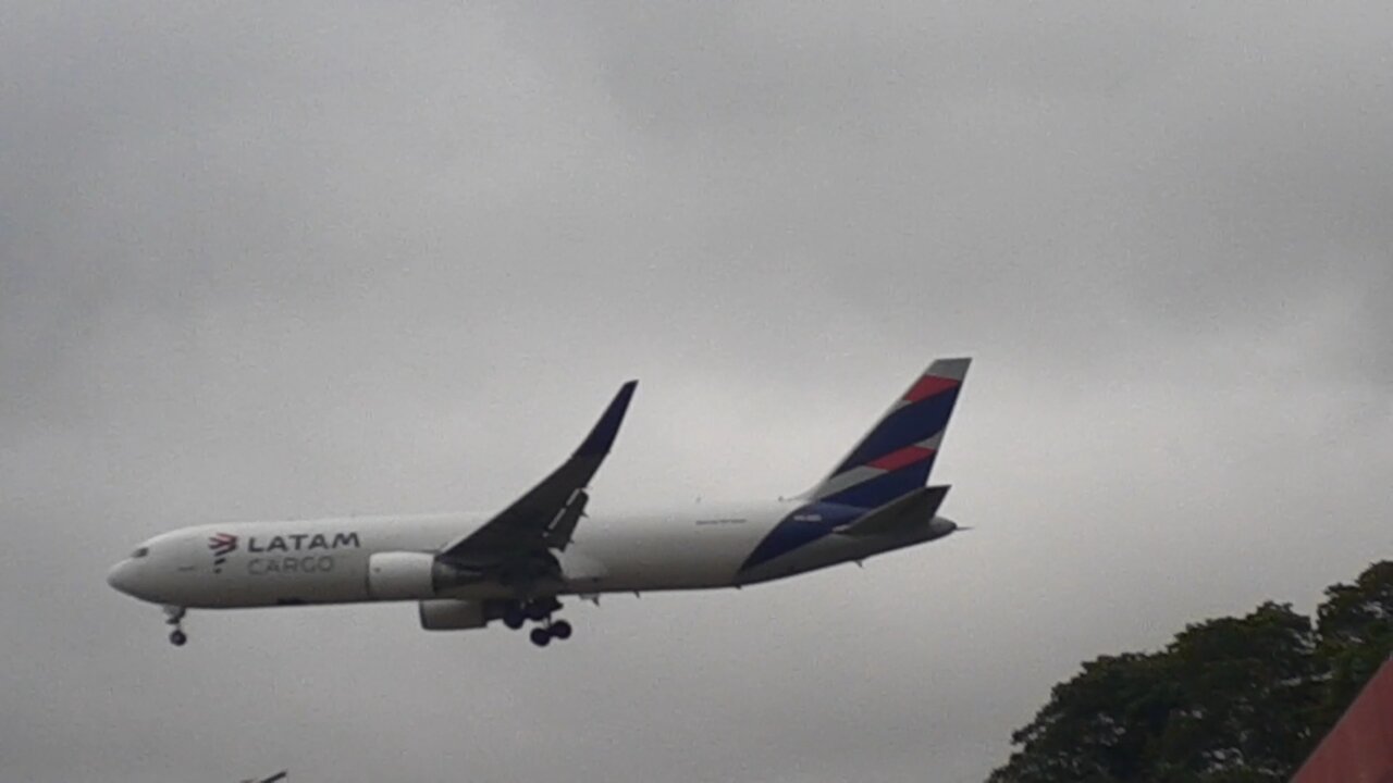Boeing 767-300ER PR-ABD on final approach coming from Guarulhos near to land in Manaus with IPE