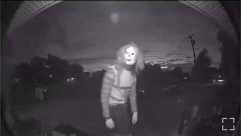 Palhaço assustador é filmado a espiar casa