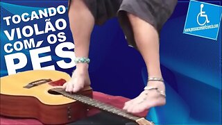 Tocando violão com os Pés - Pessoa com deficiência